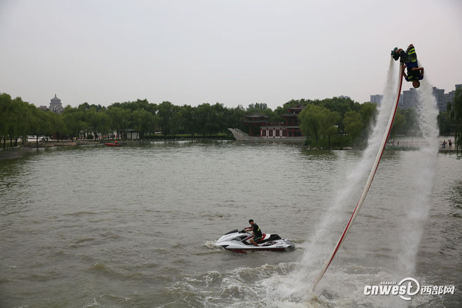 水上飞人惊现大唐芙蓉园，浪尖起舞令游客惊叹。_fororder_水上5