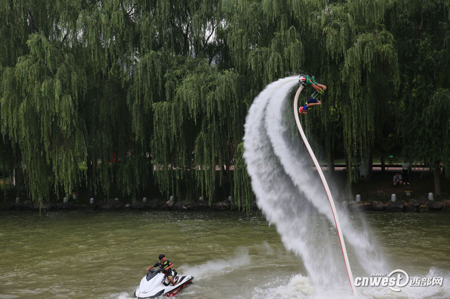 水上飞人惊现大唐芙蓉园，浪尖起舞令游客惊叹。_fororder_水上6