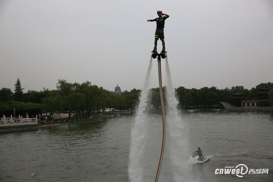 水上飞人惊现大唐芙蓉园，浪尖起舞令游客惊叹。_fororder_水上7