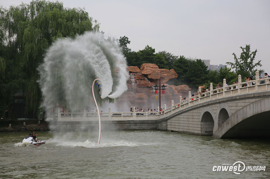 水上飞人惊现大唐芙蓉园，浪尖起舞令游客惊叹。_fororder_水上9