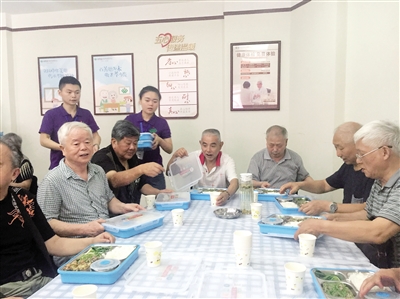 【社会民生】社区开设老年食堂 义工免费送饭还帮喂