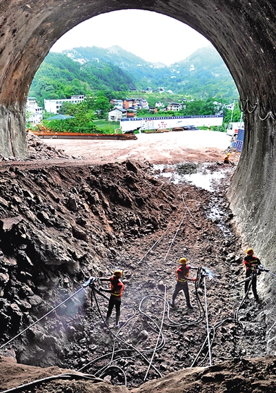 【社会民生】郑万铁路重庆云阳段快速推进 从渝至京8小时