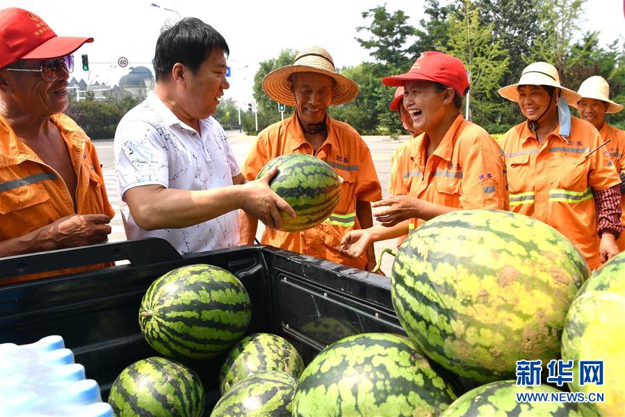 河北唐山：“入伏”送清凉 关爱环卫工