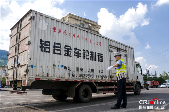 已过审【社会民生】头顶烈日执勤 重庆三伏天下的“焦”巡警