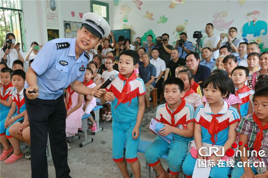 已过审【科教标题摘要】“平安课堂”进校园 留守儿童欢呼涨知识