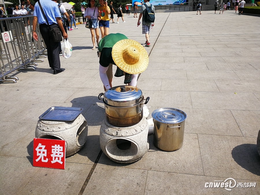 【焦点图 显示图在稿件最下方】三年无私坚守：爱心绿豆汤 炎夏送清凉