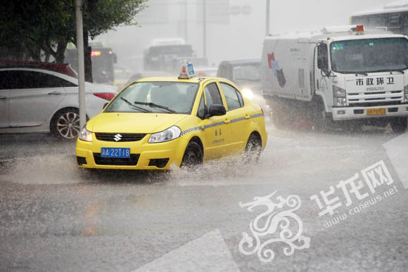 【社会民生】雨天驾驶戴墨镜可提高能见度？交警试验给说法