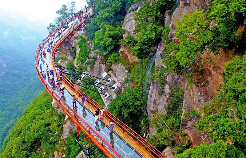 【旅游 显示图在稿件最下方】少华山 悬空玻璃栈道引游人