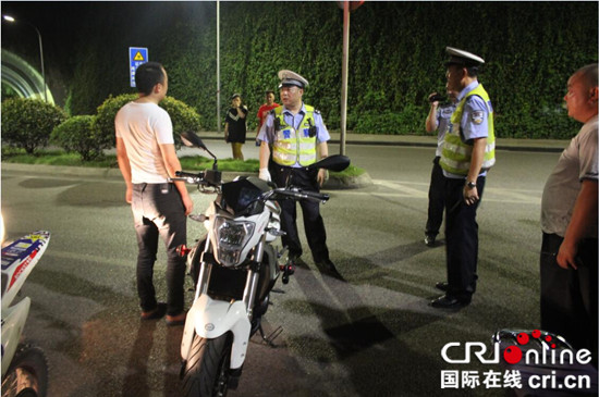 已过审【法制安全】北碚交巡警整治摩托飙车族 查处40余辆违法车辆