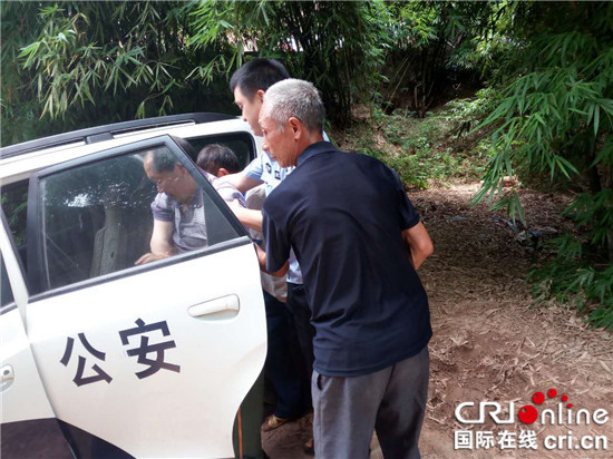 已过审【区县联动】【璧山】村民意外摔入路边沟渠 璧山民警背其上长坡【区县联动】村民意外摔入路边沟渠 民警背其上长坡