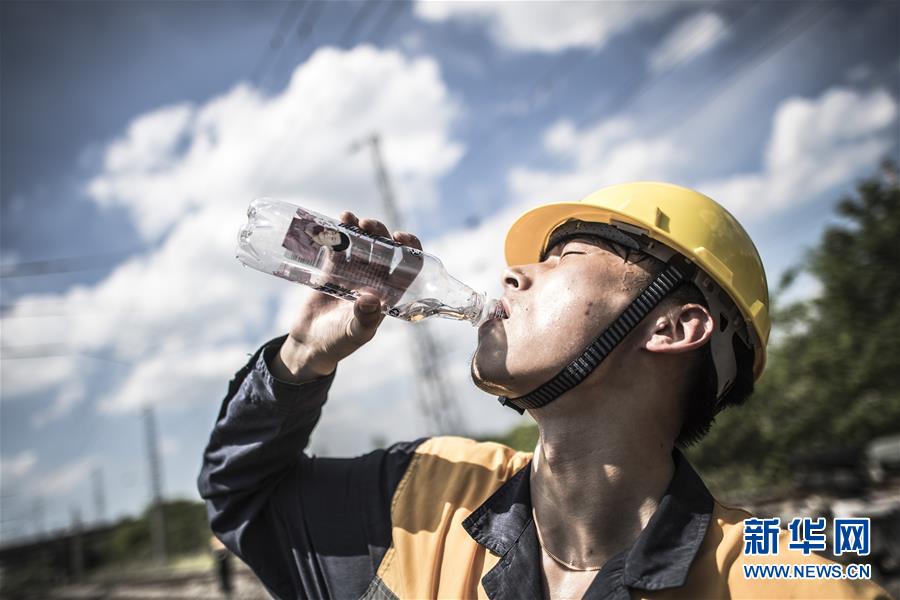 酷暑里的铁路“蜘蛛侠”