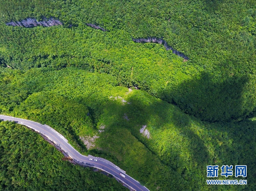 【焦点图】航拍绝世奇观天坑地缝 感受大自然鬼斧神工