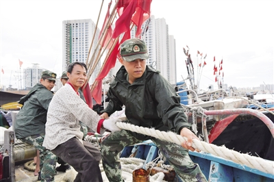 末尾有图【琼岛先锋图文列表】【即时快讯】海南军民合力 防风减灾   摘要：7月24日，海南海警一支队官兵来到海口新港码头，对部分渔船的淡水舱、机器冷却水系统、水密门窗等易出现安全隐患的部位进行了逐一检查