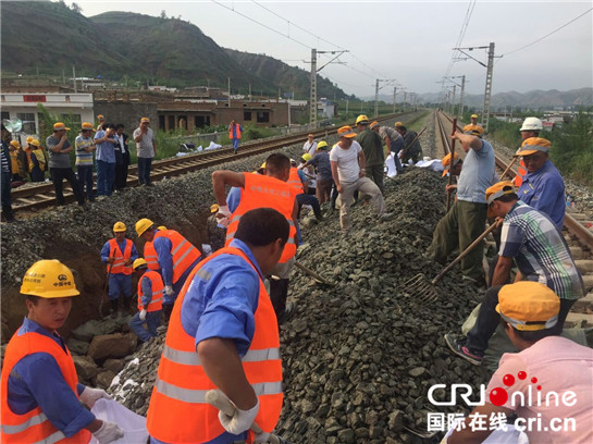 陕北强降雨突发水害  西安铁路局全力抢修受灾铁路_fororder_铁路1