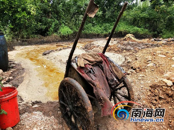 【琼岛动态】【即时快讯】海口非法地沟油加工点藏密林