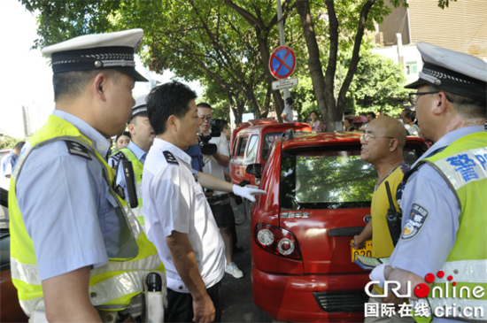 已过审【法制安全】渝中警方再掀“三轮车”整治高潮