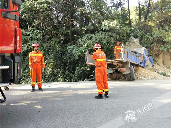 【法制安全 列表】男子驾驶货车遇险 消防官兵刨砂石救人