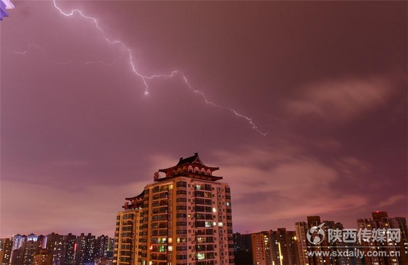 【焦点图 显示图在稿件最下方】电闪白雨降西安