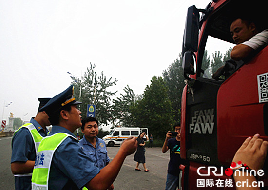 滨州交通开展道路危险货物运输执法行动_fororder_执法中的交警