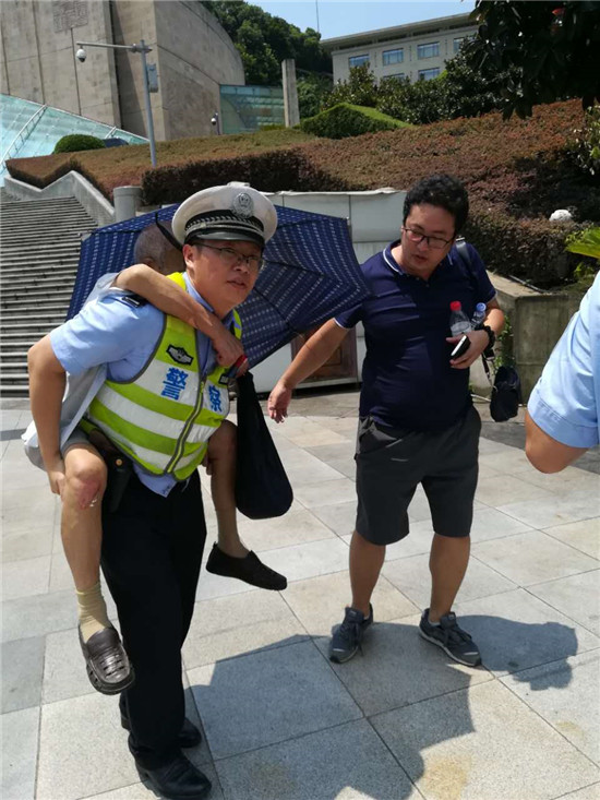 已过审【区县联动】【渝中】老人中午锻炼中暑晕倒 民警紧急救护