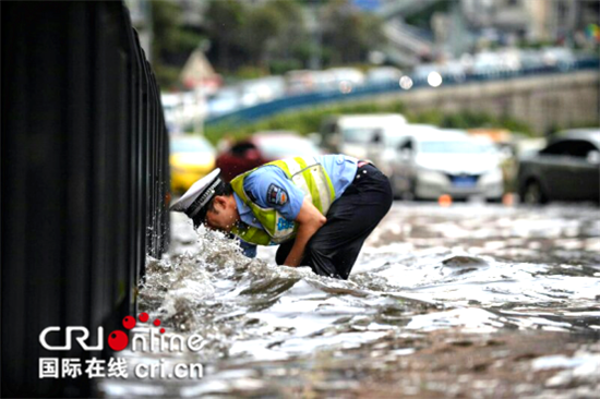 已过审【社会民生 列表】狂风暴雨来袭 重庆江北公安民警奋战一线