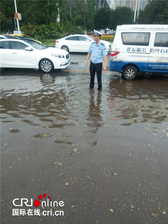 已过审【社会民生 列表】狂风暴雨来袭 重庆江北公安民警奋战一线