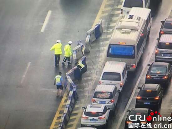 已过审【社会民生 列表】重庆主城降暴雨 南岸交警徒手疏通积水恢复交通