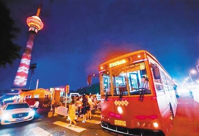 仿古“铛铛车”重现街头 北京夜景观光线路受追捧