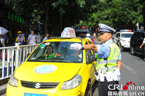 已过审【区县联动】【奉节】酷暑下的蓝色导航人 奉节交警高温一线坚守【区县联动】 酷暑下的导航人 奉节交警高温一线坚守