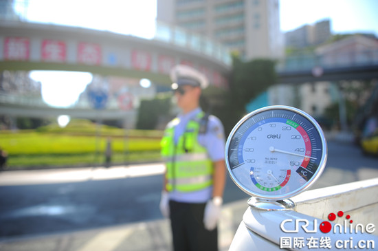 已过审【区县联动】【奉节】酷暑下的蓝色导航人 奉节交警高温一线坚守【区县联动】 酷暑下的导航人 奉节交警高温一线坚守