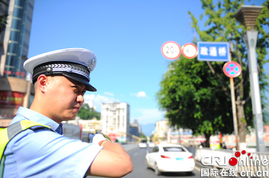 已过审【区县联动】【奉节】酷暑下的蓝色导航人 奉节交警高温一线坚守【区县联动】 酷暑下的导航人 奉节交警高温一线坚守