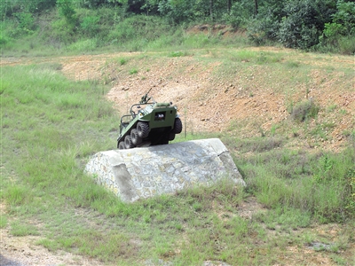 【科教 图文】重庆设计师研发山猫战车亮相阅兵式可爬山涉水