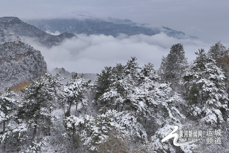 山西运城永济：初雪降落五老峰