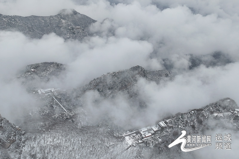 山西运城永济：初雪降落五老峰