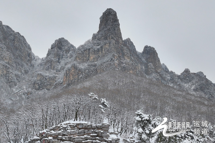 山西运城永济：初雪降落五老峰