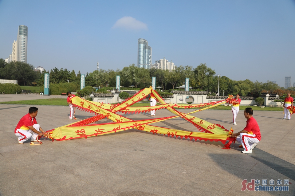 山东临沂：花鞭舞龙迎国庆