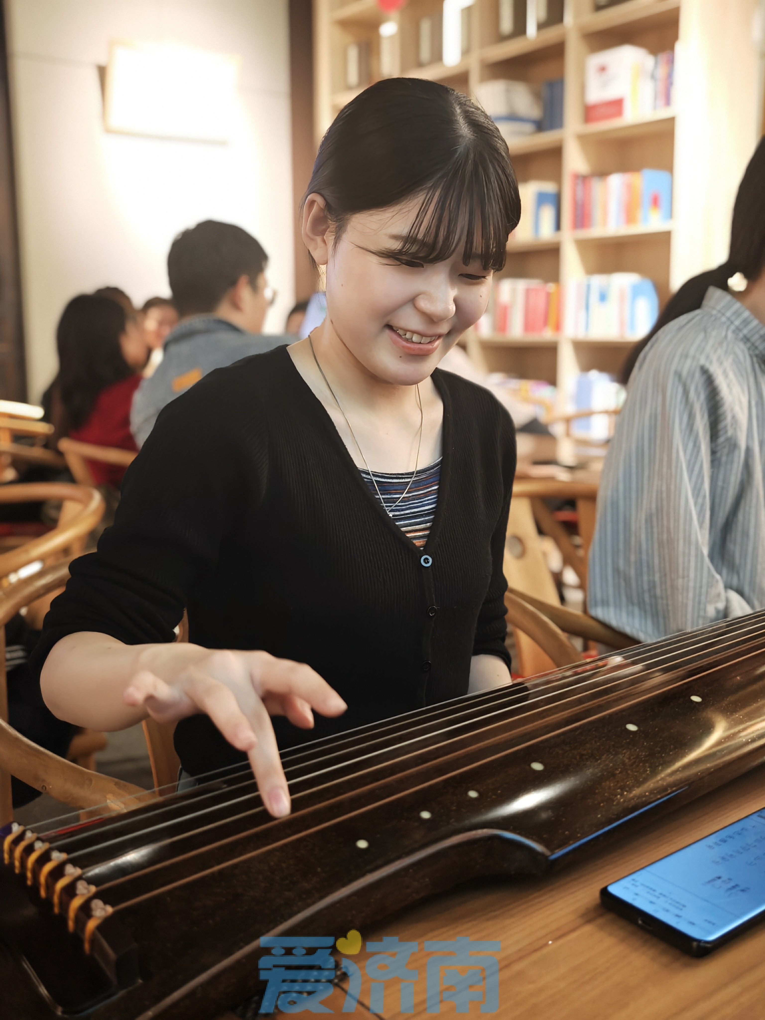 泉在济南享金秋 | 多国文化交流 超然楼千里共奏 济南国际学生体验中国非遗——古琴