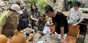 Foreign Guests Marvel at Gourd Carving Technique in Licheng District, Jinan_fororder_ad9ae84693c64740be674f1d0e5fe366.1143x856.880x2147483647