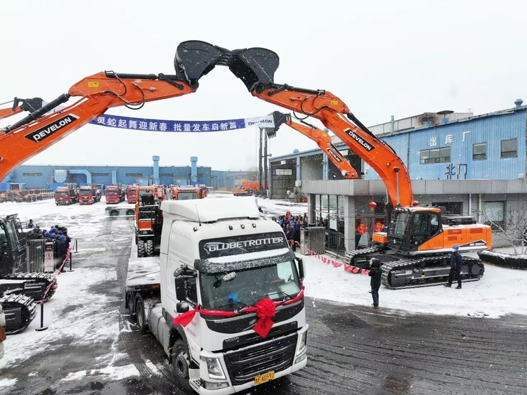 新春首批量发车！“烟台造”挖掘机和装载机奔赴全国各地