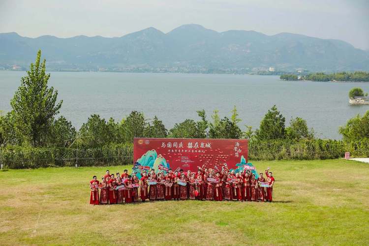 “与国同庆 囍在泉城” 济南市青年职工集体婚礼在雪野湖畔举行