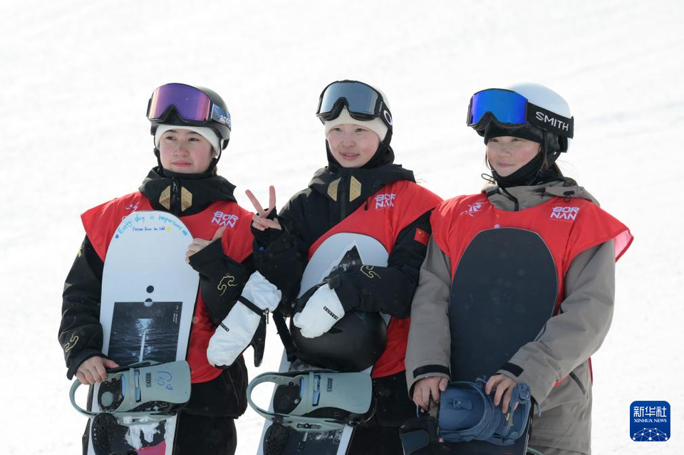 亚冬会｜单板滑雪——女子坡面障碍技巧：张小楠、熊诗芮包揽金银牌