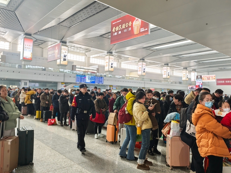 蚌埠铁路公安处全力护航节后返程高峰