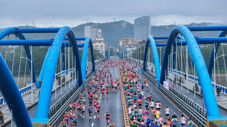 Zhejiang: 2024 Tonglu Half Marathon Kicks off with Blazing Passion