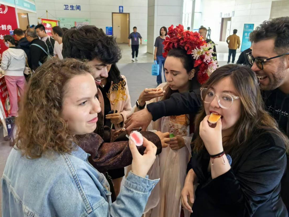 Visite de l'Exposition du marathon de Tianjin : Les jeunes internationaux découvrent la culture gastronomique typique de Tianjin