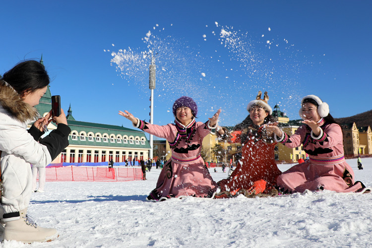 内蒙古扎兰屯：冰雪嘉年华 冬旅“嗨”起来