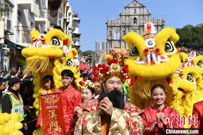 （新春见闻）特写：大三巴前春意“闹” 龙腾狮跃贺新年