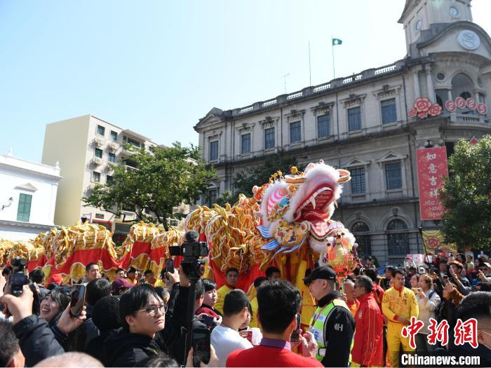 （新春见闻）特写：大三巴前春意“闹” 龙腾狮跃贺新年