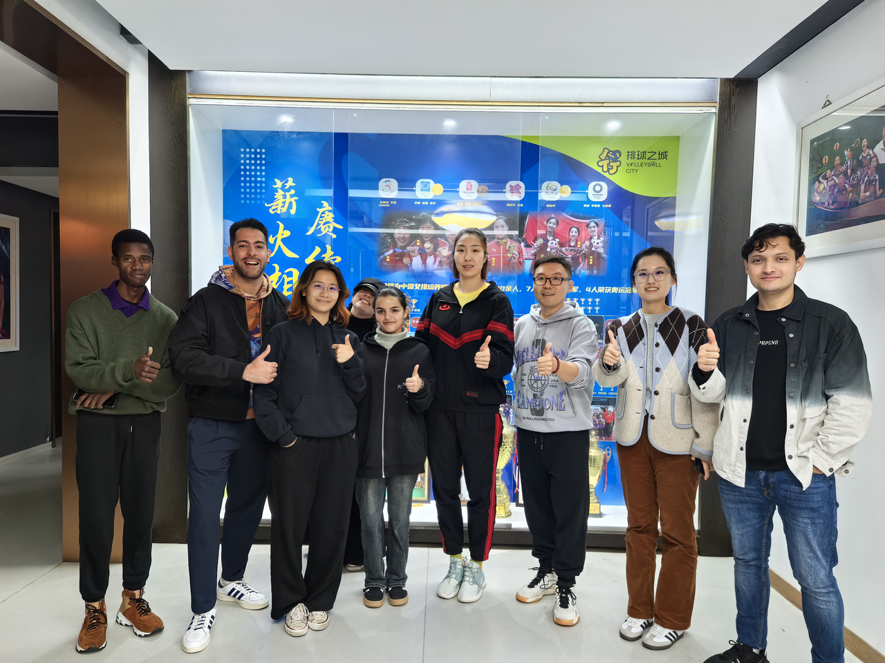 Visiting the Women's Volleyball Training and sharing the team spirit, International Youth Sends Blessings to the Tianjin Marathon