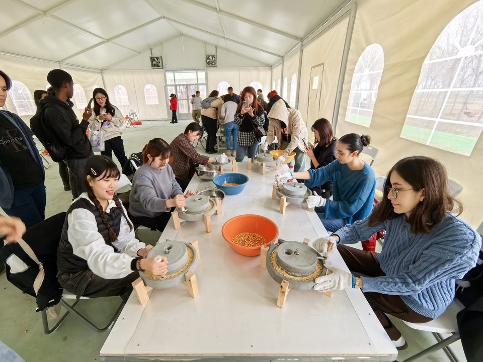 天津外国语大学举办留学生感知中国农耕文化体验活动