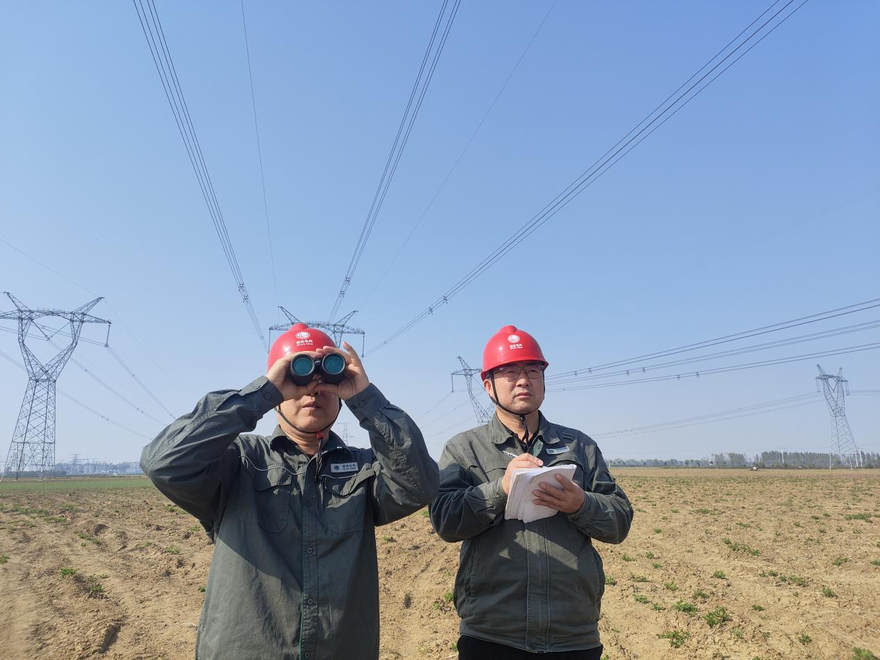 Nanyang City in Henan Province employs human-machine joint inspections to safeguard power grid security